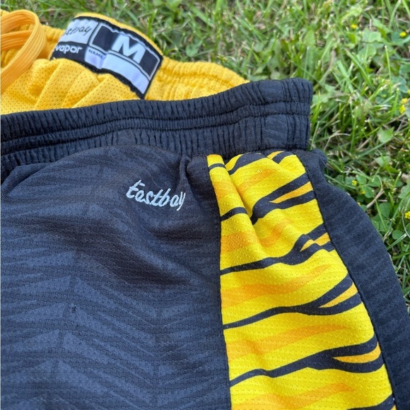 Eastbay Reversible Basketball Athletic Shorts Mens Medium Black Yellow Gold Mesh - Picture 8 of 8
